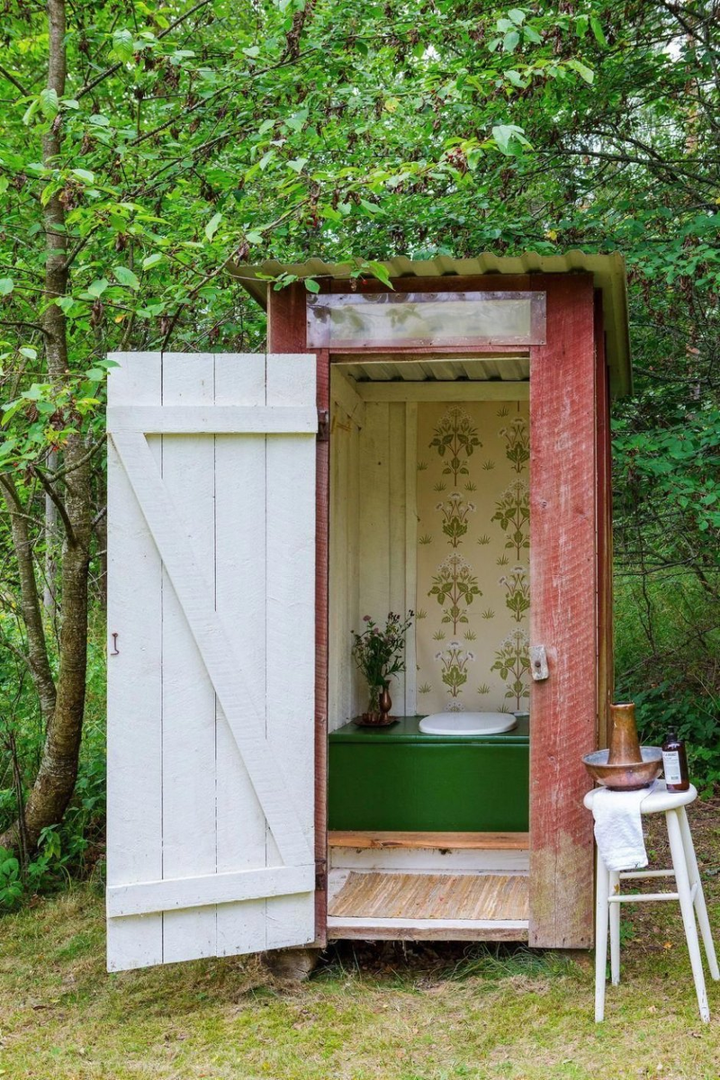 Дачный туалет на улице : 20+ классных идей обустройства, которые так легко повторить можно, очень, домика, решения, которые, покрасить, разместить, туалет, цветами, может, всего, обоев, милых, только, аксессуары, древесину, Смелее, мелкий, цветочек, тонкую