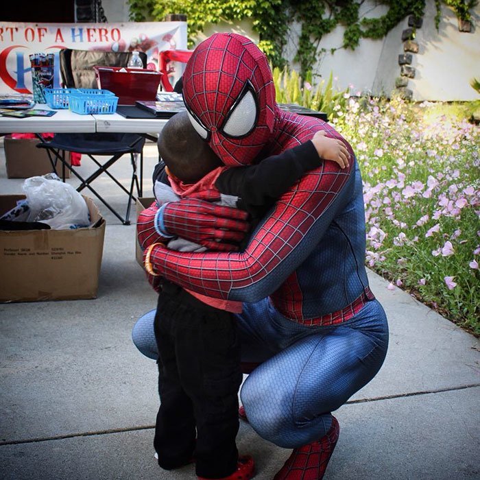 Он продал машину, чтобы купить свой первый костюм Человека-паука за 1400 долларов болезнь, герой, история, костюм, мужчина, помощь, ребенок, человек паук