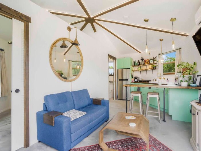 Парень купил себе крошечный остров, построил необычный дом и зажил жизнью мечты Парень купил себе крошечный остров, построил необычный дом и зажил жизнью мечты