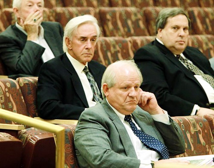 Уолтерс (второй слева) во время одного из слушаний  на заседании Игорной комиссии штата Невада