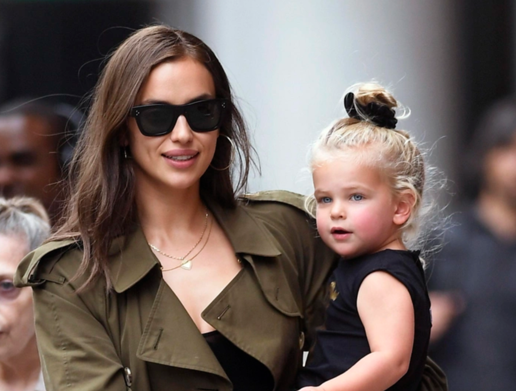 Ничего лишнего: Ирина Шейк показала, с чем носить черные брюки этой весной Ирина, также, черном, образ, модель, Брэдли, звезды, декольте, дочери, больше, качестве, модели, цвете, платье, каблуке, низком, Ирины, красоты, приняла, участие