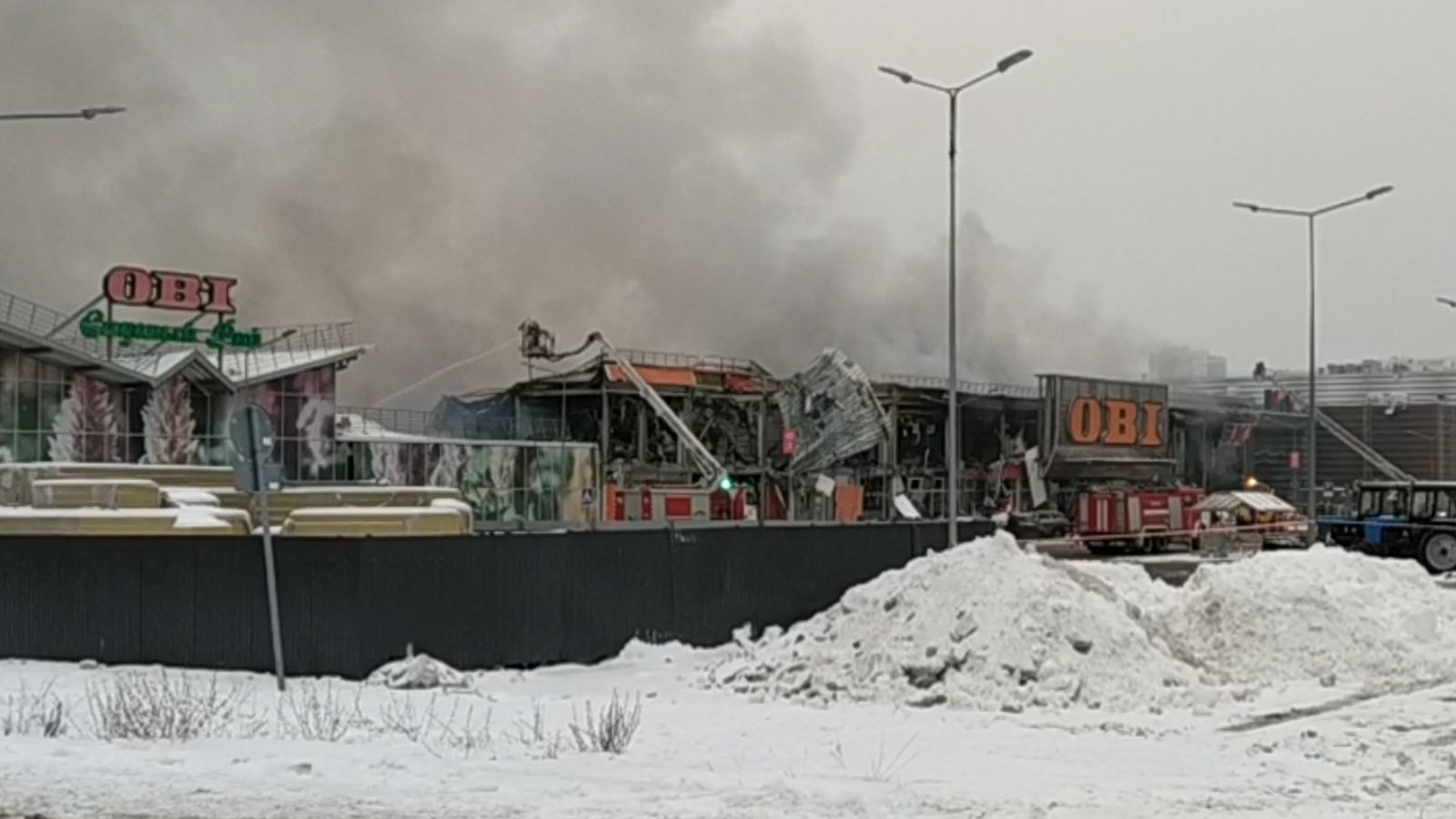 Опубликованы кадры начала пожара в торговом центре «Мега Химки»