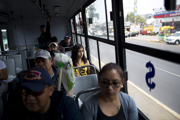 Зачем жители Мехико покупают муляжи мобильных телефонов