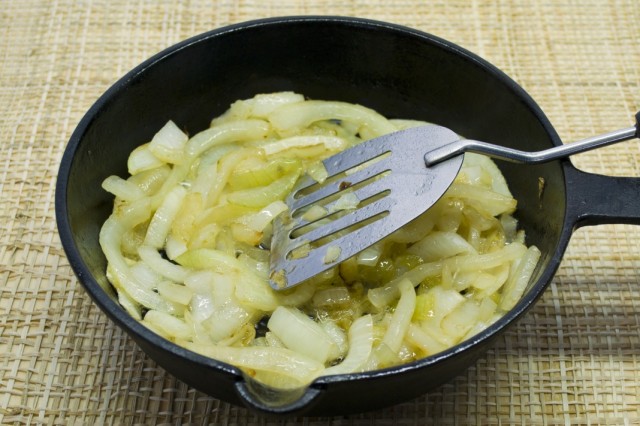 Обжариваем лук пока он не станет кремового цвета Обжариваем лук пока он не станет кремового цвета