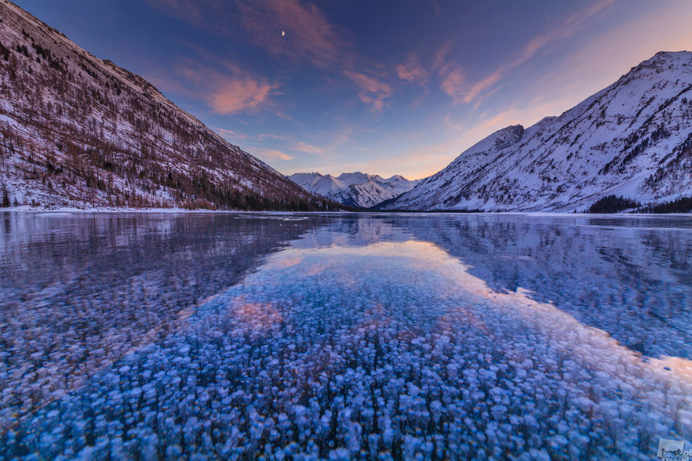 Пузырьки во льду на озере, Алтай