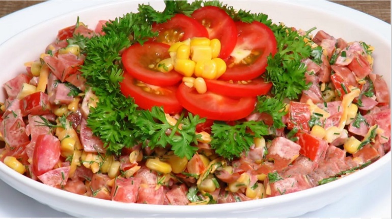Летний салат с помидорами: бюджетный и очень вкусный