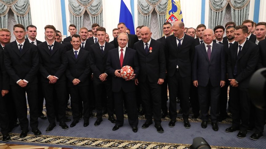 «Нам-то можно, а вы поаккуратнее»: Черчесов оставил футболистов без шампанского на встрече с Путиным