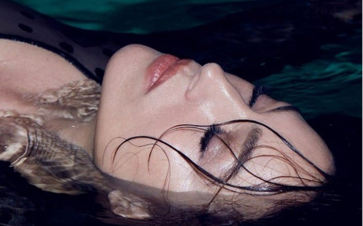 51-летняя Моника Беллуччи в новой роскошной фотосессии в бассейне