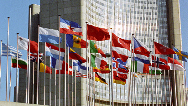 Конгресс-центр с флагами стран-участниц Совещания по безопасности и сотрудничеству в Европе. Архивное фото