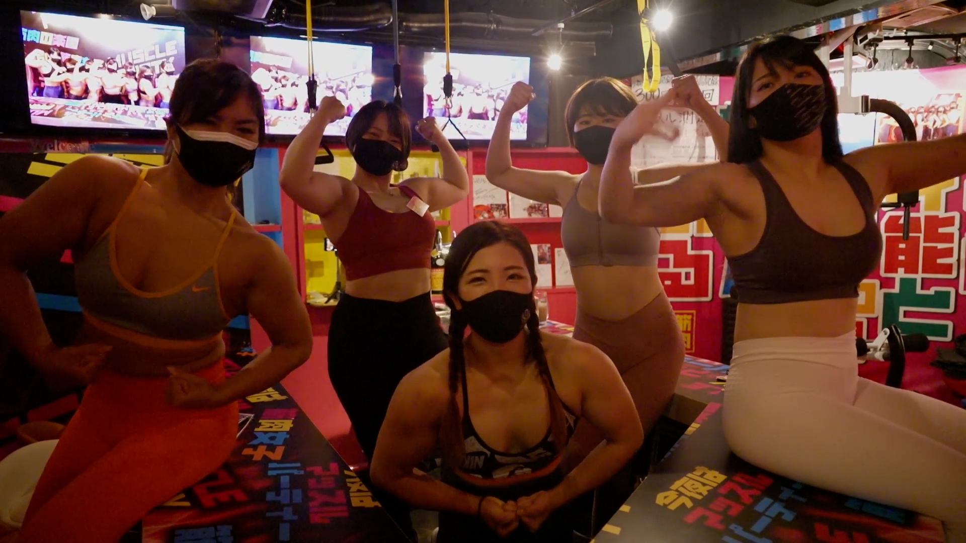 В Токио работает необычный бар для любителей женского бодибилдинга Общество