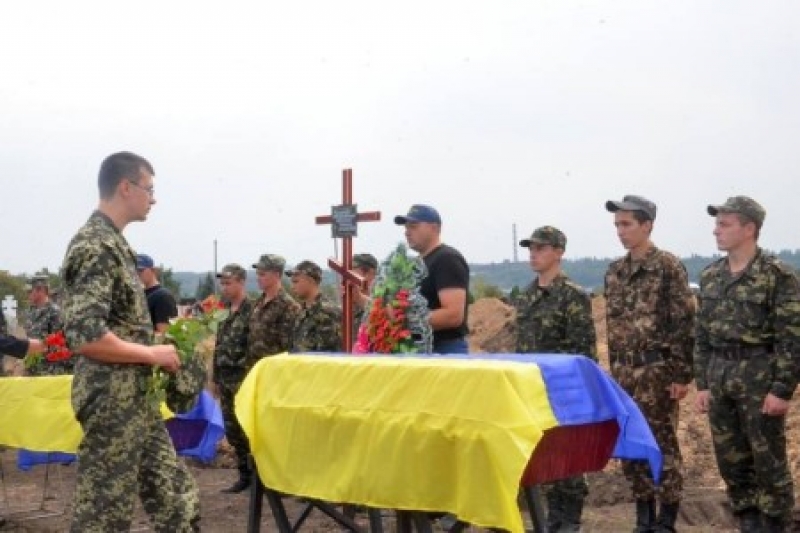 Погибших украинцев на сегодня. Кладбище военных ВСУ погибших на Украине. Могилы украинцев погибших в АТО.