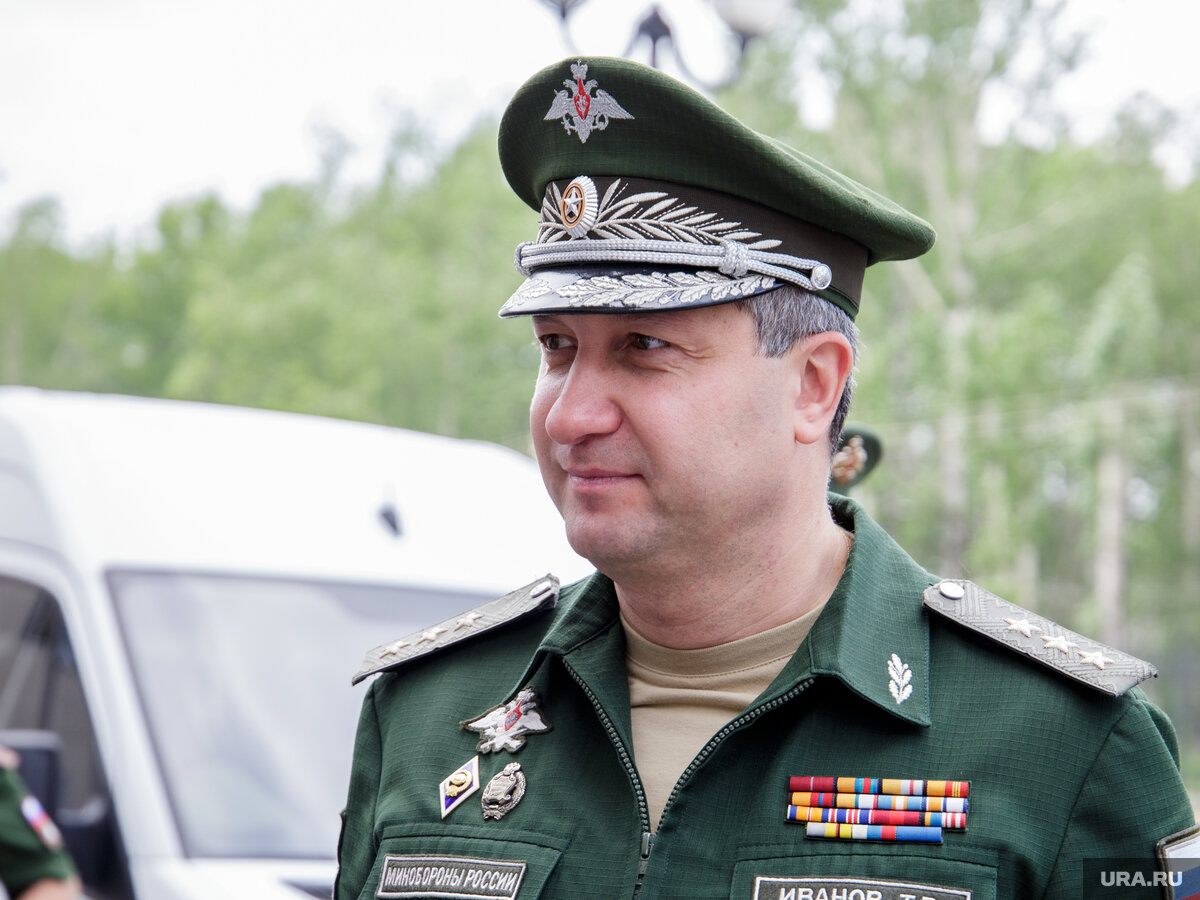 Из 12 заместителей министра обороны России Шойгу пять человек фактически были не генералы, хоть и на плечах у них красовались и большие звезды.-2