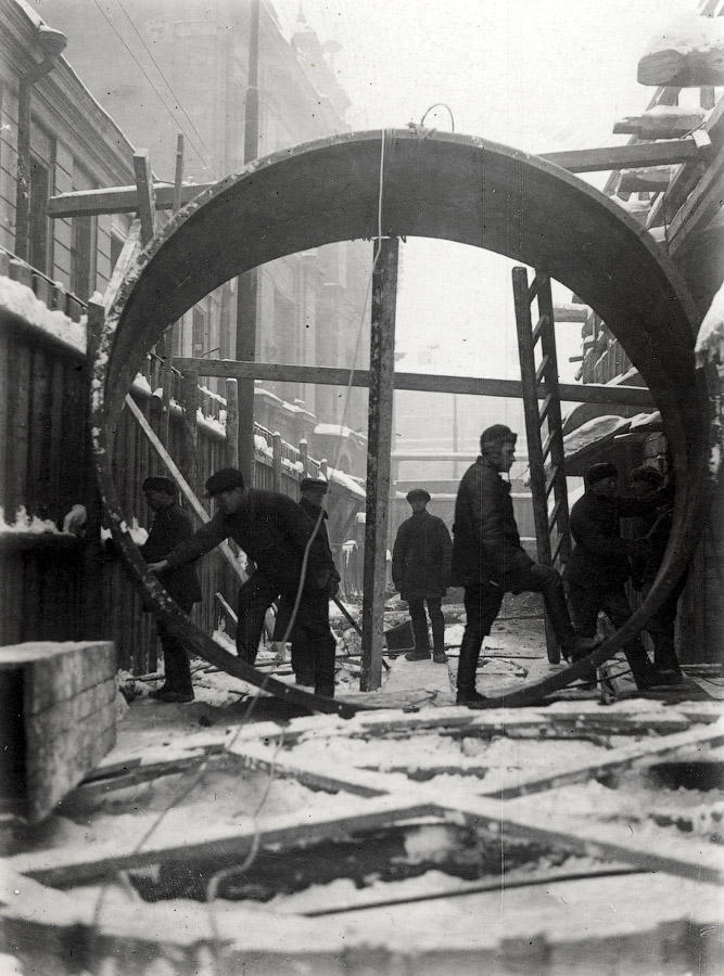 Первые в москве. Стройка Московского метрополитена 1930. Стройка Московского метрополитена 1935. Москва 1934 год Метрострой. Московский метрополитен 1930е годы Маяковская.