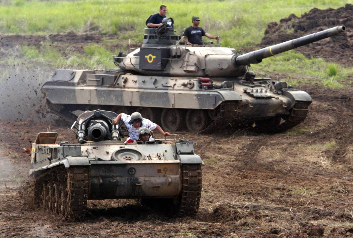    Венесуэльский танк AMX-30 и САУ AMX-13, оба французские разработки 50-60-х годов   
Política