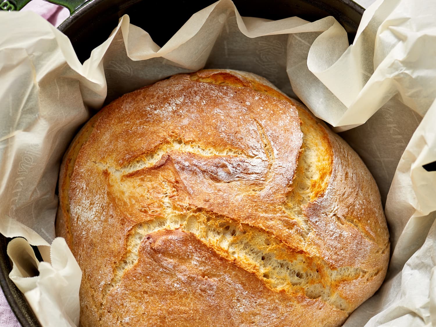 Почему хлеб вкусный. Домашний хлеб. Свежеиспеченный хлеб. Домашний хлеб в духовке. Горячий домашний хлеб.