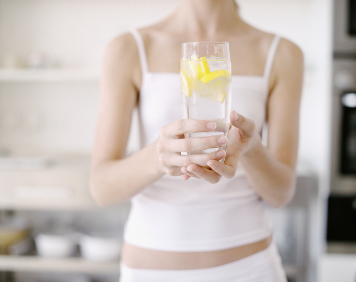 Лимонный сок продлевает молодость. /Фото: elle.ua