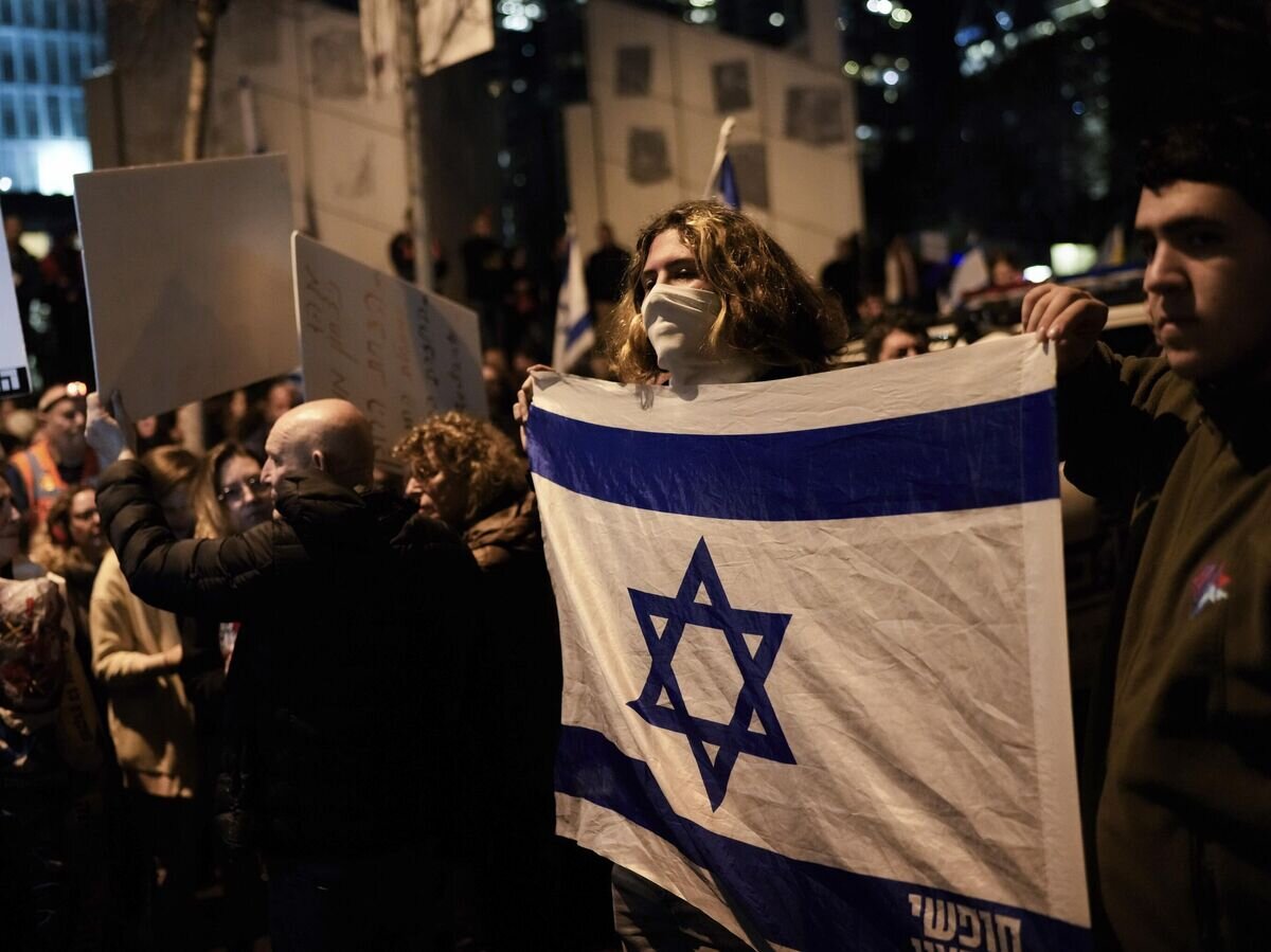    Демонстранты протестуют против премьер-министра Израиля Биньямина Нетаньяху и призывают к новым выборам в Тель-Авиве© AP Photo / Leo Correa