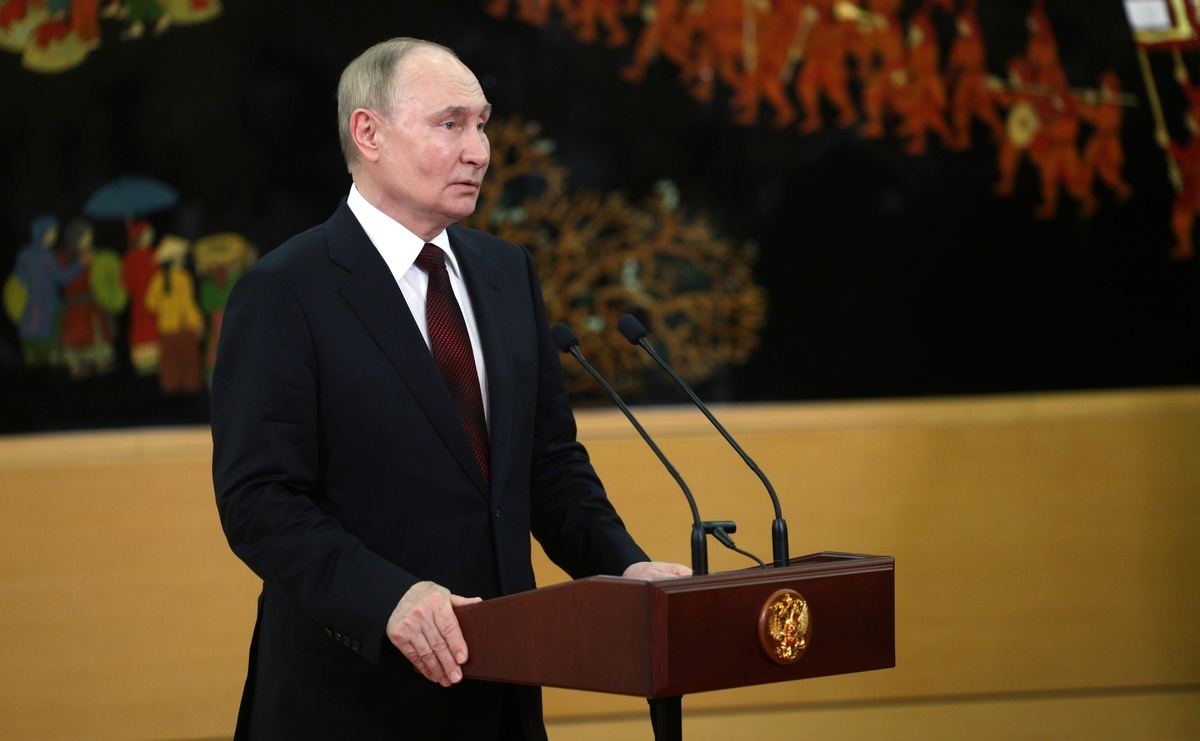 Улетая из Вьетнама, Президент России Владимир Путин провел традиционную встречу с журналистами, на которой сделал целый ряд весьма важных заявлений.