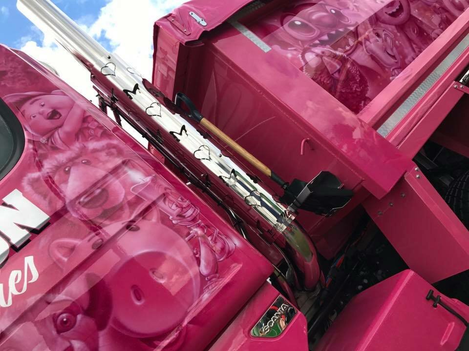 Ярко-розовый грузовик самосвал Scania “Принцесса” - он собирает пожертвования для маленьких пациентов Ярко-розовый грузовик самосвал Scania “Принцесса” - он собирает пожертвования для маленьких пациентов авто