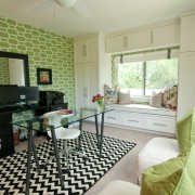 Стеклянный столик в гостиной