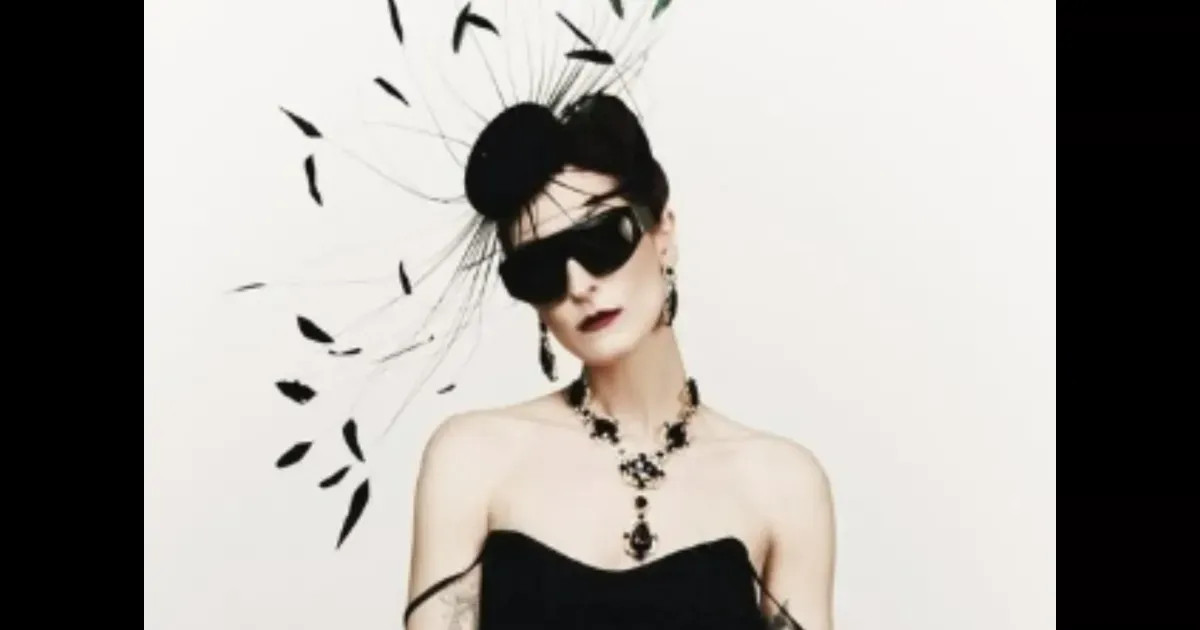 Саша Сулим примерила роковой образ в новой фотосессии