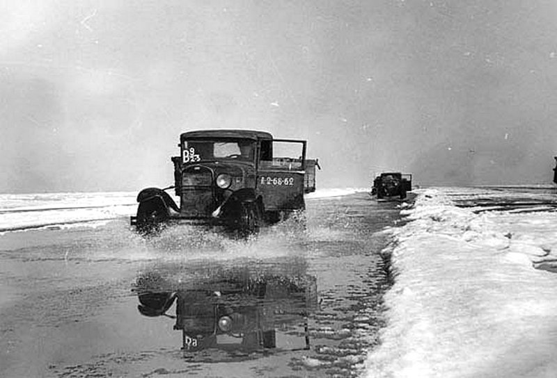 Полуторка по "дороге жизни"  по льду Ладожского озера прорывается к блокадному Ленинграду. ГАЗ-АА был легче другого отечественного грузовика тех лет — ЗИС-5 и поэтому на «полуторке» было безопаснее передвигаться по льду. 