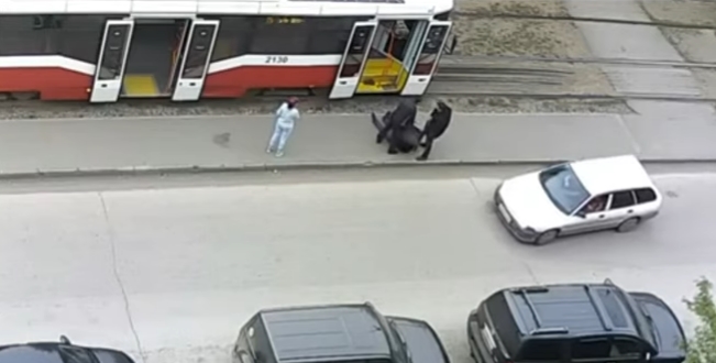 Своих не бросаем? Пассажира с инсультом выволокли из трамвая бросили умирать (видео)