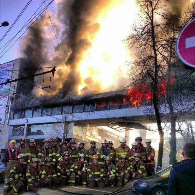 Американские пожарные сделали селфи на фоне горящего дома