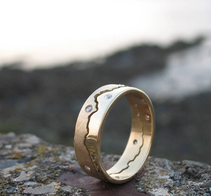 Обручальные кольца на море