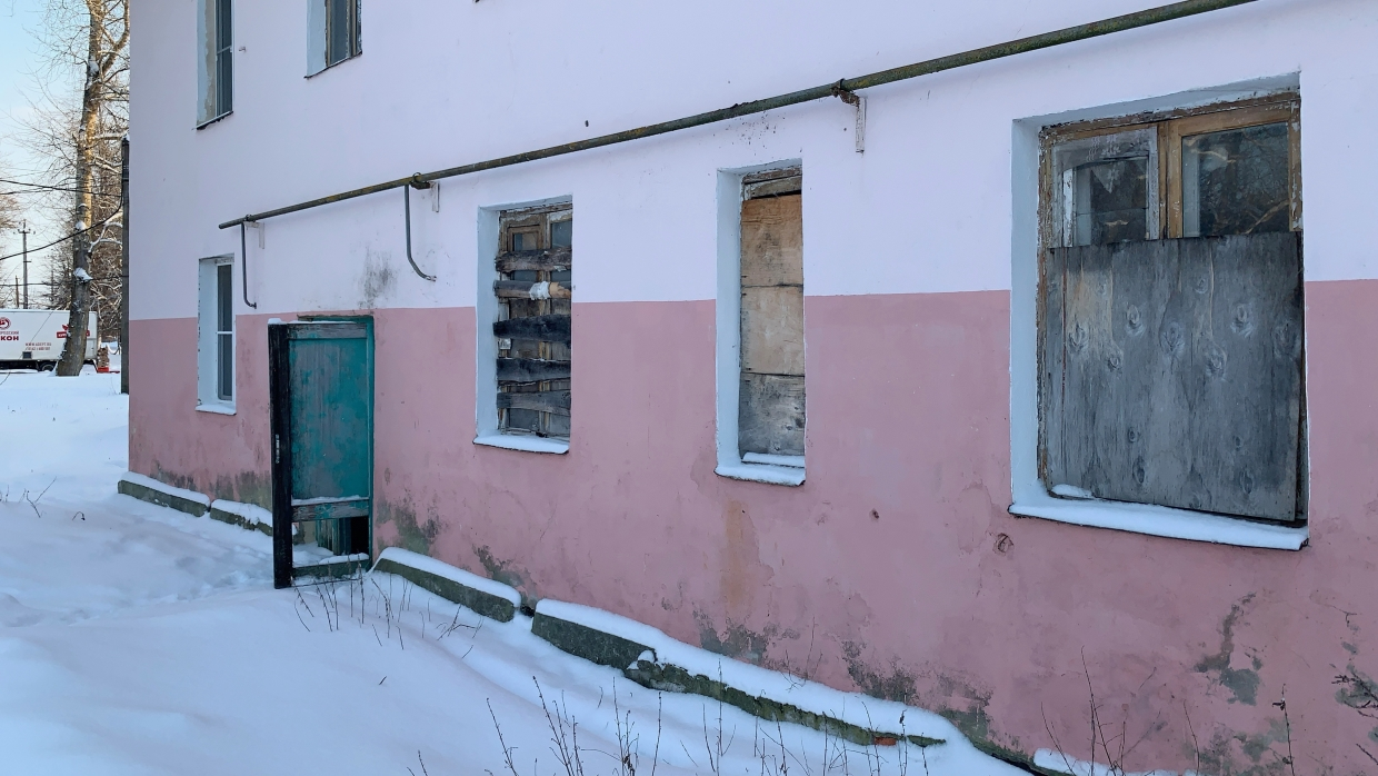 Жильцы аварийного дома в Новгородской области продолжают бороться за свои права