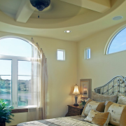 Красивое обрамление окна с полупрозрачной завесой