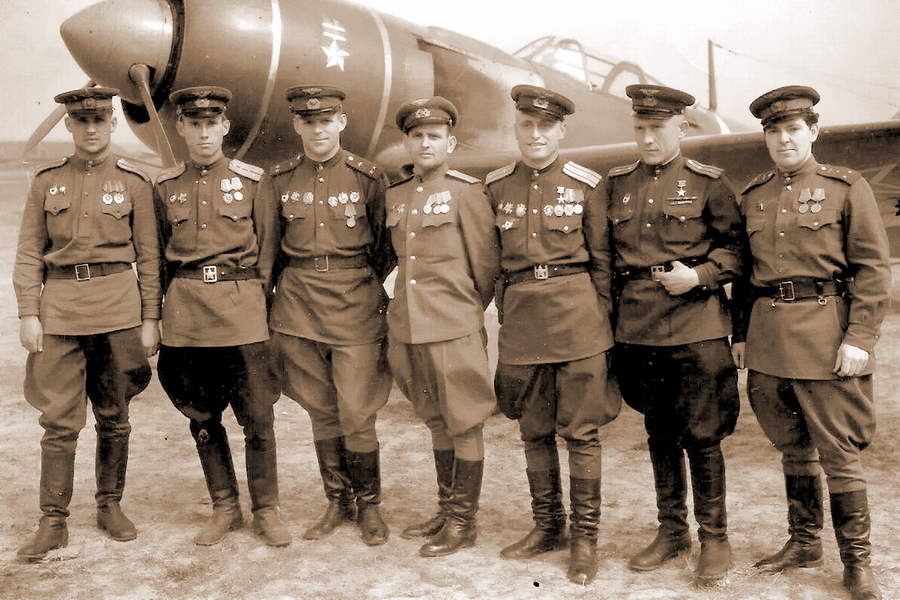 ​Подполковник Иван Зуб (третий слева) один из немногих из списка несостоявшихся «охотников» сумел пройти всю войну. К весне 1945 года он был заместителем командира 111-го гв.иап, летавшего на Ла-7 - Первые советские «охотники» | Warspot.ru