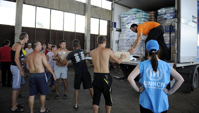 Раздача гуманитарной помощи беженцам из Донецкой и Луганской областей. Архивное фото
