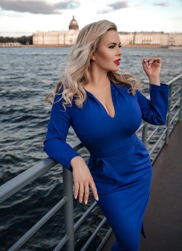 Они уверены в себе, талантливы и не знают отбоя от комплиментов. И лишние килограммы нисколько не мешают им купаться в лучах славы и мужском внимании.-5