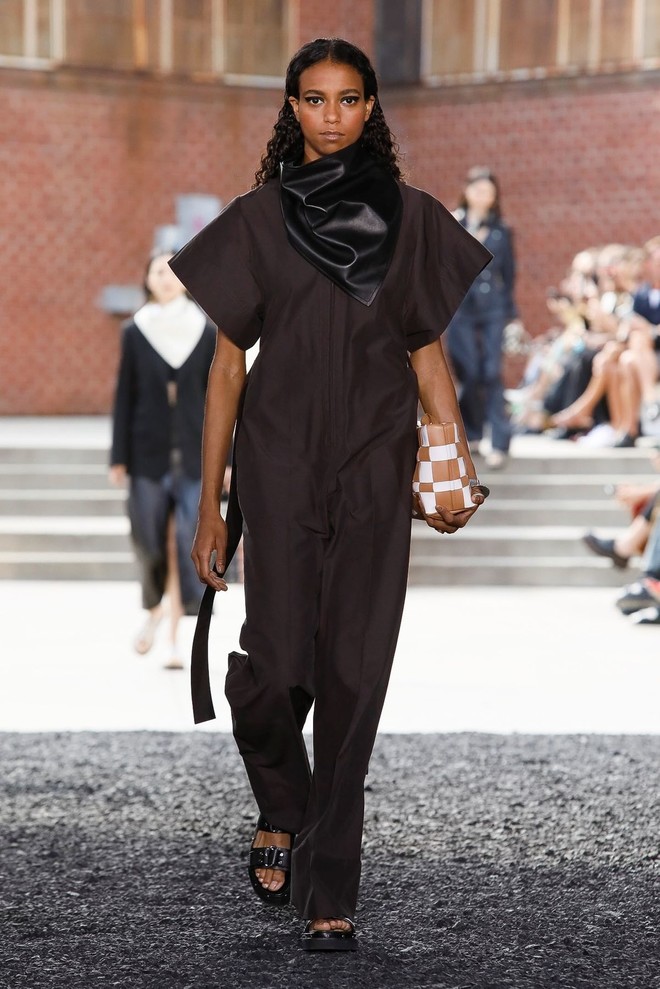 Косынки из кожи, которые все будут носить весной, — на показе 3.1 Phillip Lim Косынки из кожи, которые все будут носить весной, — на показе 3.1 Phillip Lim лучшее,мода,модные советы,Наряды