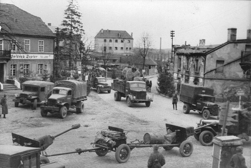 Советские грузовики и пушки ЗиС-3 на улице Дрездена. Слева автомобили американского производства «Додж» WC и грузовик «Шевроле» G7107. Справа грузовики ГАЗ АА («полуторка»).