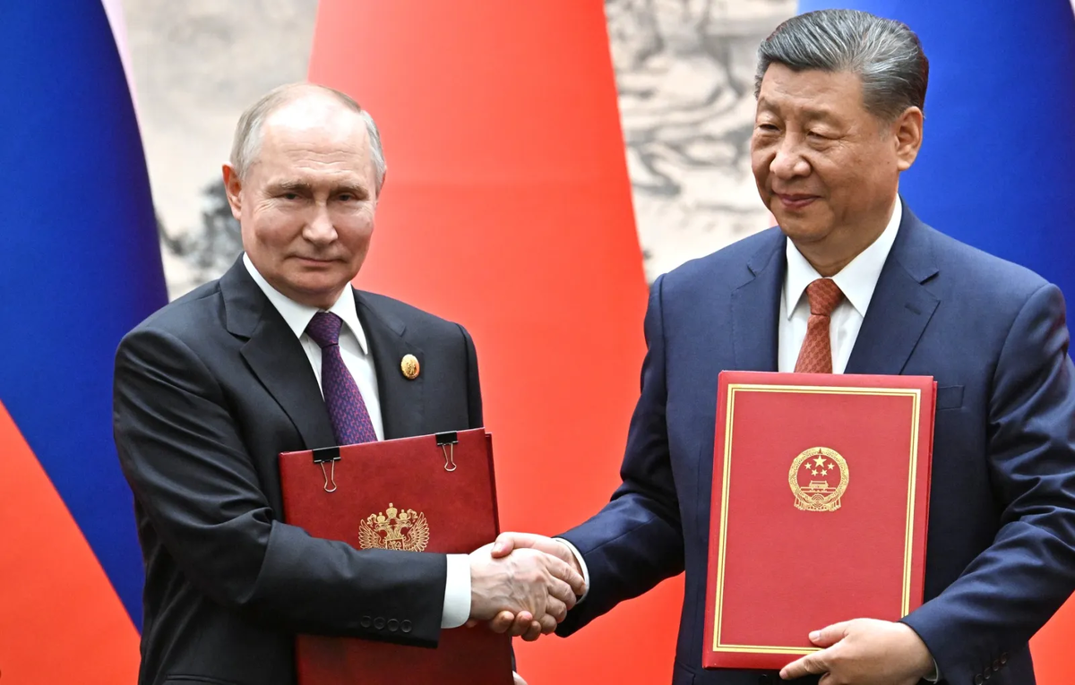 Здравствуйте, недавно Владимир Путин посетил Китай. Первое, на что обратили внимание мировые СМИ, это особая торжественность приёма российского президента.-6