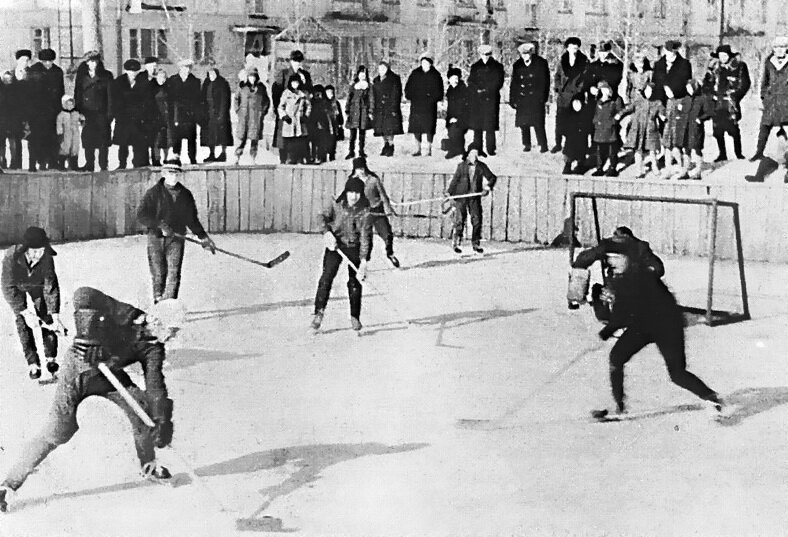 Зимой мужчины и подростки любили поиграть в дворовый хоккей. СССР, история, ностальгия, фотографии