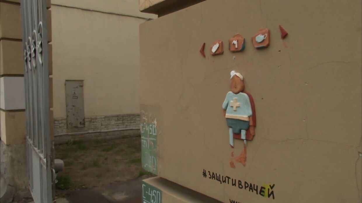 Фигурки врачей-супергероев украсили фасады петербургских зданий. ФАН-ТВ 