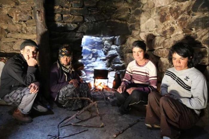 Пещерные люди: большая семья 80 лет живет вдали от цивилизации жизненное