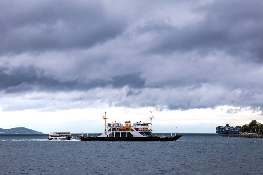 Транзит судов через пролив Дарданеллы приостановили из-за пожара на сухогрузе
