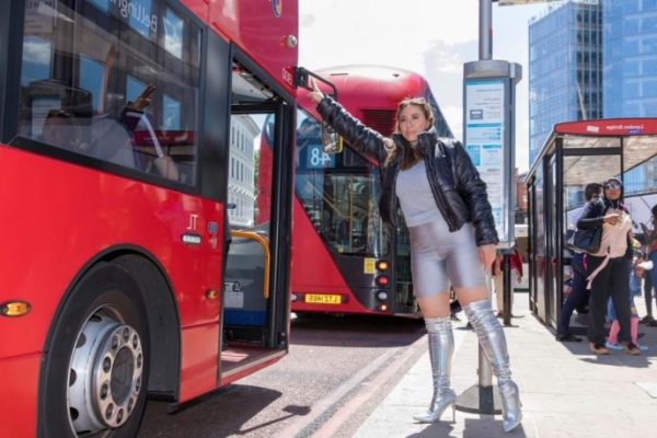 Девушка примерила наряды Ким Кардашьян и продемонстрировала, насколько они нелепы в реальной жизни 