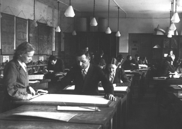 Студенты на занятиях по черчению, 1934 год.