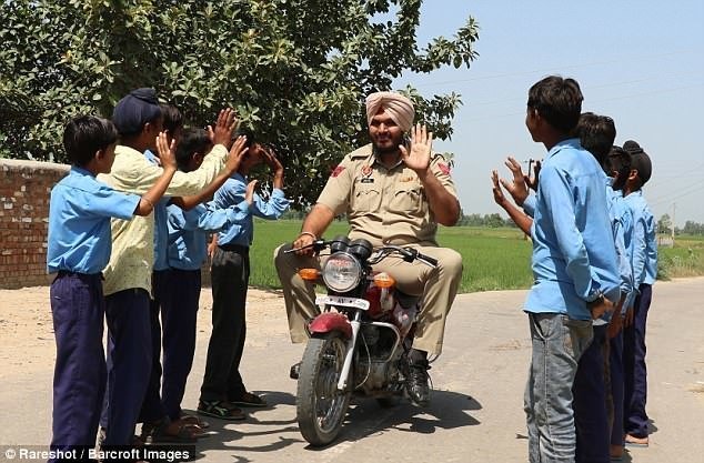 В Индии живет самый высокий в мире полицейский высокие люди, высокие люди мира, высокий рост, индия, полицейский, полиция, рекорды, фото
