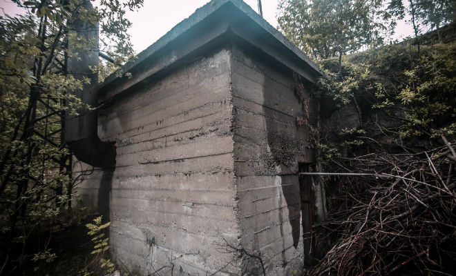 Бетонная будка на склоне скрывала вход сеть тоннелей: поисковик включил камеру и пошел внутрь