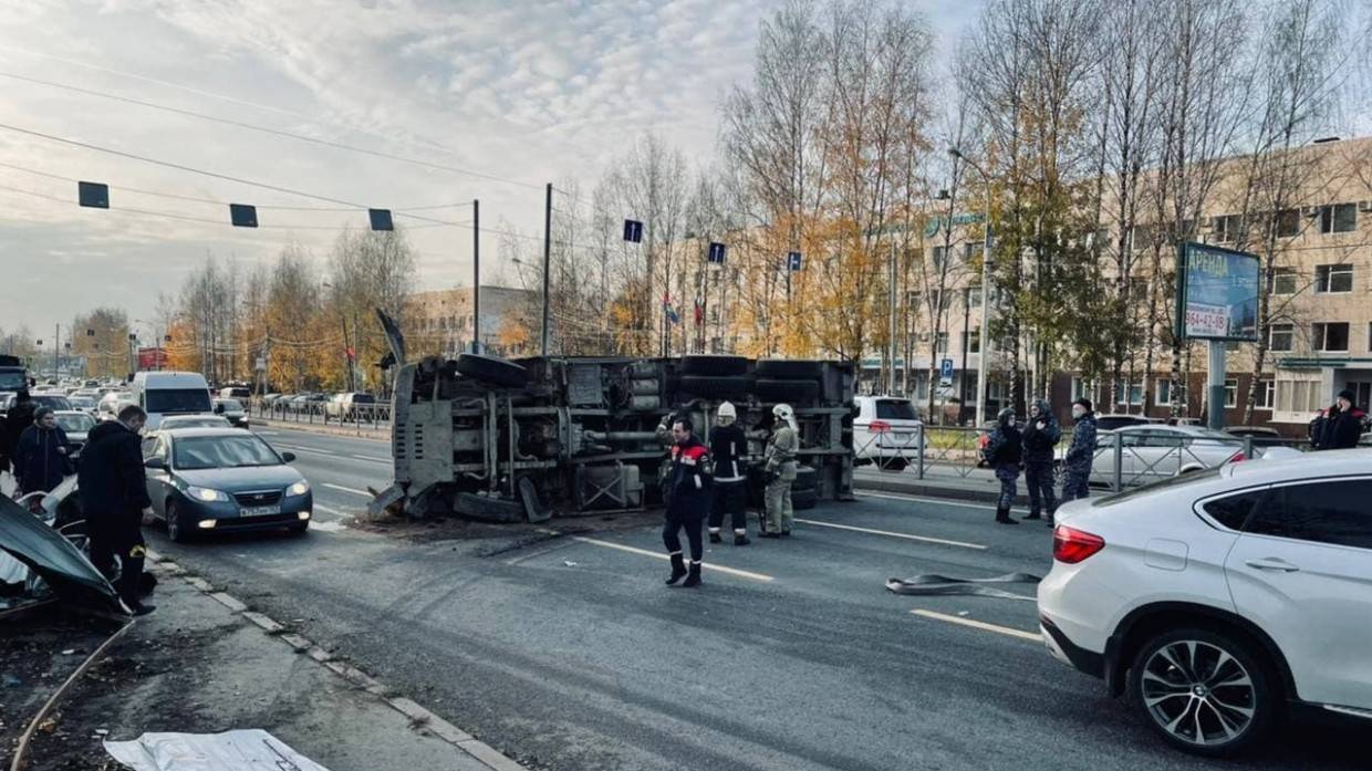 Росгвардейцы ликвидировали последствия аварии с перевернутым самосвалом в Ленобласти Росгвардейцы ликвидировали последствия аварии с перевернутым самосвалом в Ленобласти Происшествия