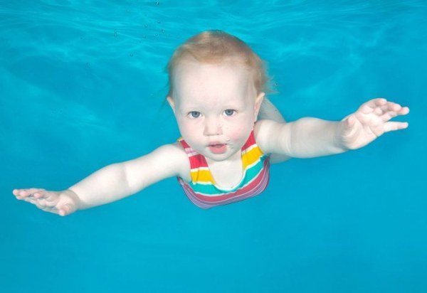 Милые и нежные кадры детей под водой (13 фото)