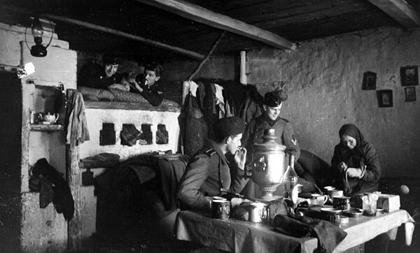 «Главное — не умереть в мужских трусах»: как женщины выживали и справлялись с бытом во время войны «Главное — не умереть в мужских трусах»: как женщины выживали и справлялись с бытом во время войны