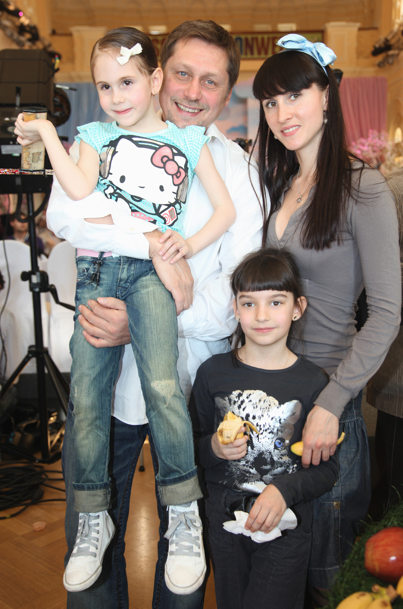Балетмейстер Гедиминас Таранда с супругой и детьми. 2010 год.