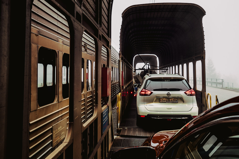 Поезд, перевозящий автомобили прямо с людьми Поезд, перевозящий автомобили прямо с людьми Марки и модели,путешествие